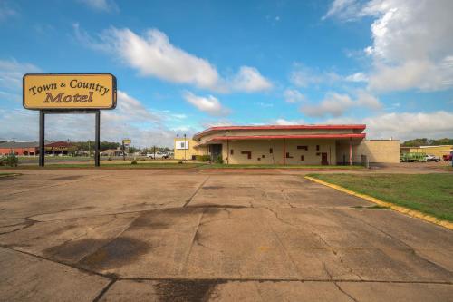 Town & Country Motel Bossier City by OYO