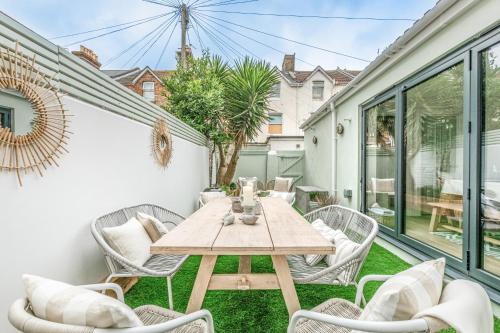The Shell House (Sleeps 12 - 5 mins to Beach) in Bournemouth