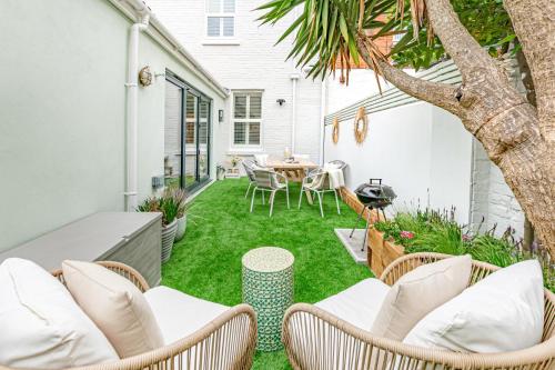 The Shell House (Sleeps 12 - 5 mins to Beach) in Bournemouth