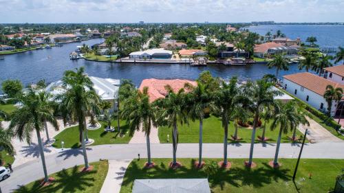 The Hammock - Beautiful waterfront 4 bedroom home with heated pool - image 5