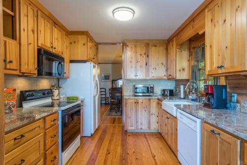 Christmas Tree Cabin Secluded Asheville Area Log Cabin with a View!