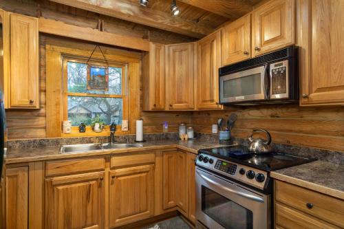 Stoney Creek Cabin Creekside Cabin Close to Town in Black Mountain, USA