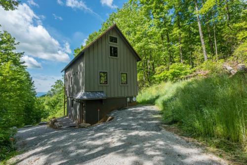 Standing Bear Retreat Pet Friendly, Hot Tub, Fire Pit & Mountain Views!