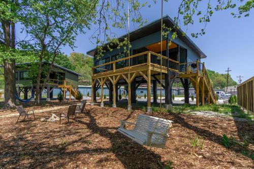 Reflections on Mill Creek Hot Tub & Walking Distance to Old Fort!