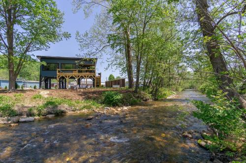 Reflections on Mill Creek Hot Tub & Walking Distance to Old Fort!