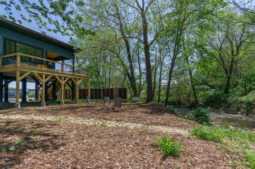 Reflections on Mill Creek Hot Tub & Walking Distance to Old Fort!