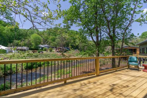 Reflections on Mill Creek Hot Tub & Walking Distance to Old Fort!