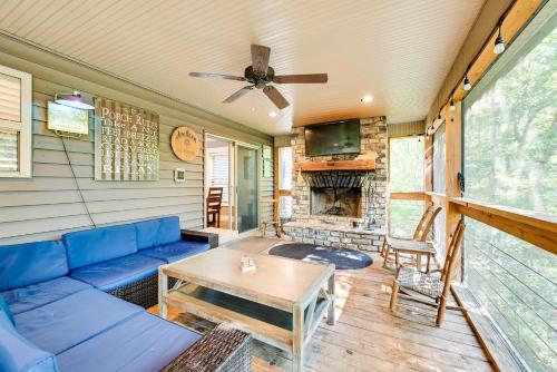 Nolin Lake Home with Hot Tub 15 Mi to Mammoth Cave! in Cub Run, USA