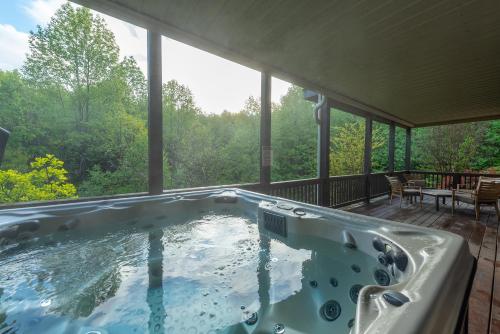 Fireside Retreat Hot Tub, Game Area, Fire Pit & Mountaintop Views!