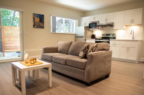 Creek Side 2-Bedroom Guest Suite in Burnaby (BC)