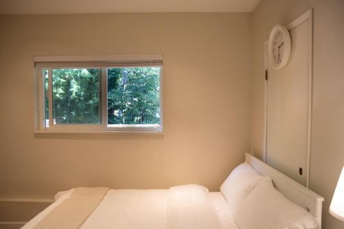 Creek Side 2-Bedroom Guest Suite in Burnaby (BC)