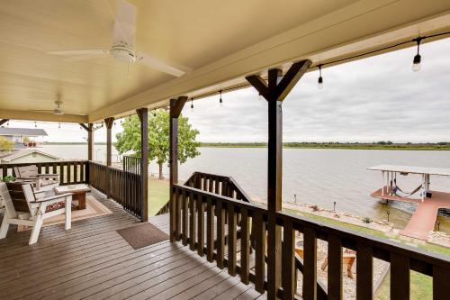 Lake Granbury Fishing Escape with Dock and Kayaks! in 斯蒂芬維爾