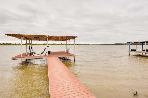 Lake Granbury Fishing Escape with Dock and Kayaks! in 斯蒂芬維爾