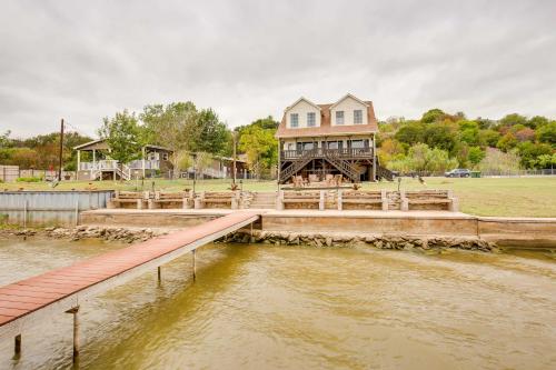 Lake Granbury Fishing Escape with Dock and Kayaks! in 斯蒂芬維爾