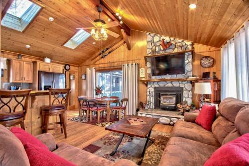 The Bears Lair in front of Bear Mountain Ski Area in Big Bear Lake, USA