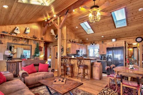 The Bears Lair in front of Bear Mountain Ski Area in Big Bear Lake, USA