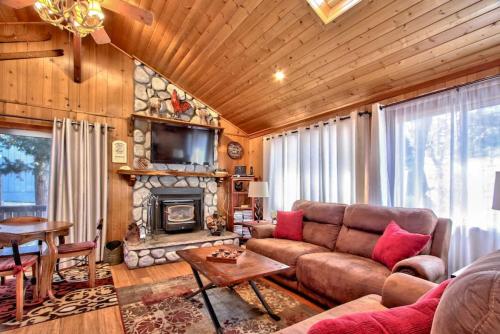 The Bears Lair in front of Bear Mountain Ski Area in Big Bear Lake, USA