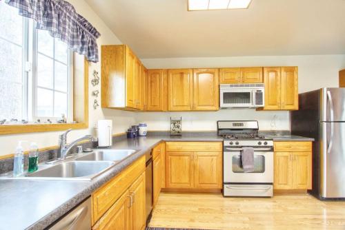 Lakeside Retreat, walking distance to Bear Lake in Big Bear Lake, USA