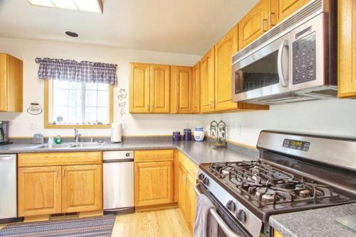 Lakeside Retreat, walking distance to Bear Lake in Big Bear Lake, USA