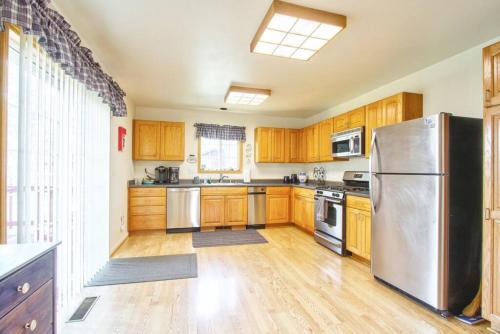 Lakeside Retreat, walking distance to Bear Lake in Big Bear Lake, USA