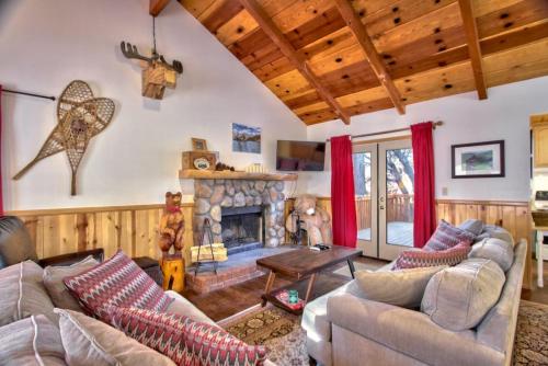Grinning Bear Cabin with EV charger and laundry in Sugarloaf, Vereinigte Staaten von Amerika