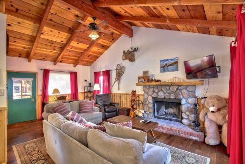 Grinning Bear Cabin with EV charger and laundry in Sugarloaf, USA