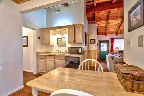 Grinning Bear Cabin with EV charger and laundry in Sugarloaf, USA