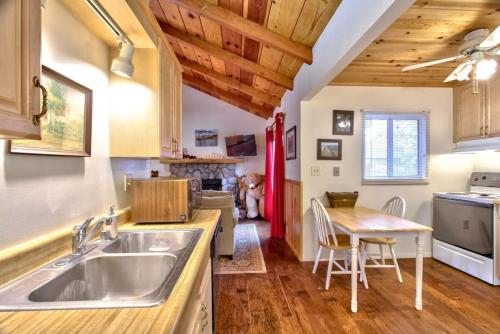 Grinning Bear Cabin with EV charger and laundry in Sugarloaf, USA