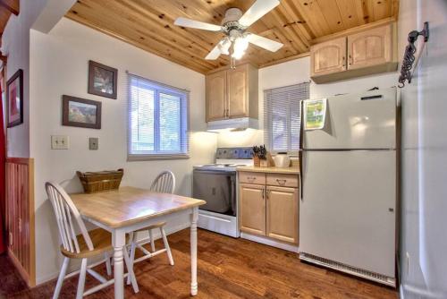 Grinning Bear Cabin with EV charger and laundry in Sugarloaf, USA