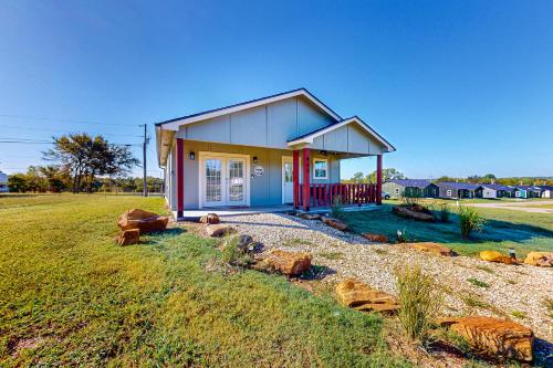 Steps to Lake Eufaula: Home w/ Fire Pit & BBQ