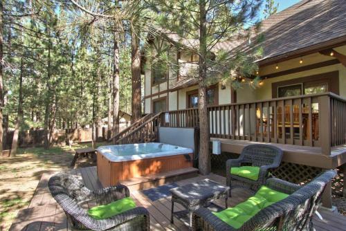 Cozy Mountain Escape with spa, BBQ, and pool table in Moonridge, USA