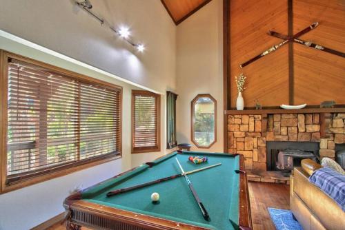 Cozy Mountain Escape with spa, BBQ, and pool table in Moonridge, USA