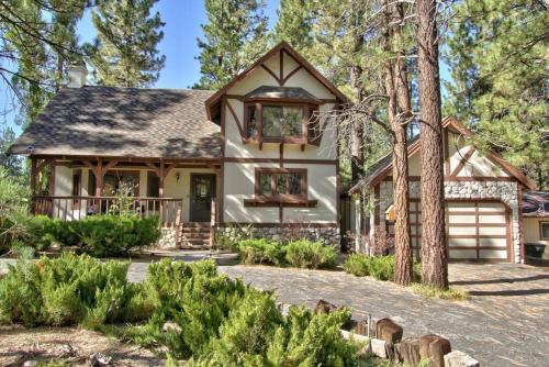 Cozy Mountain Escape with spa, BBQ, and pool table in Moonridge, Vereinigte Staaten von Amerika