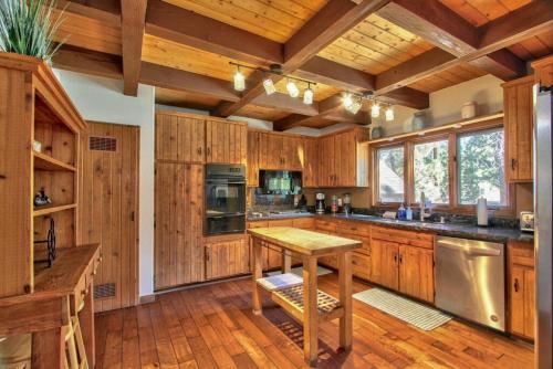 Cozy Mountain Escape with spa, BBQ, and pool table in Moonridge, USA