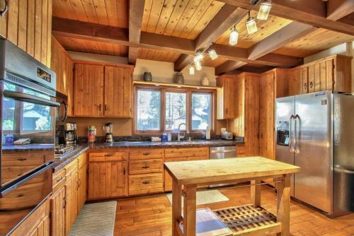 Cozy Mountain Escape with spa, BBQ, and pool table in Moonridge, USA