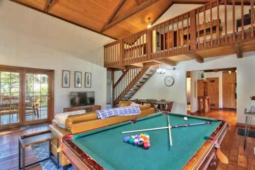 Cozy Mountain Escape with spa, BBQ, and pool table in Moonridge, USA