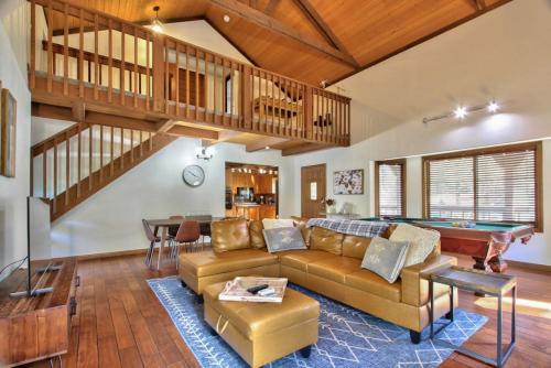 Cozy Mountain Escape with spa, BBQ, and pool table in Moonridge, USA