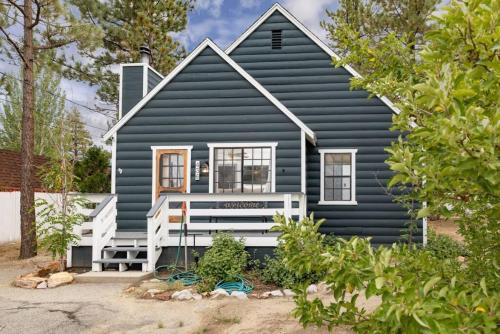 Bearadise Cabin - dog-friendly with spa and fire pit in Big Bear City, USA