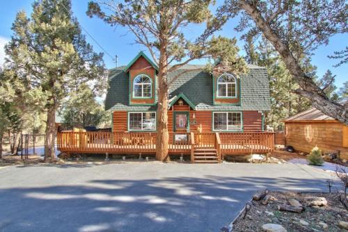 Lazy Pine Lodge big log-style cabin with deck and BBQ