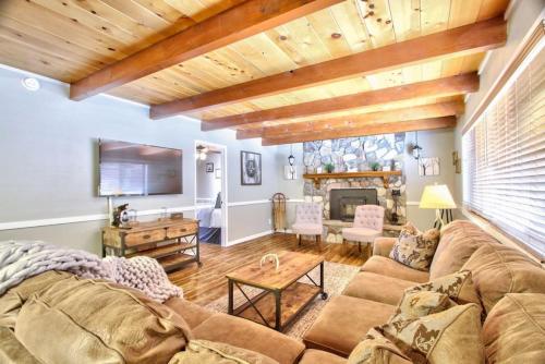 Deer Canyon Cabin with spa, BBQ, near Bear Mountain in Big Bear Lake, USA