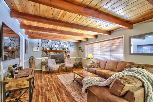 Deer Canyon Cabin with spa, BBQ, near Bear Mountain in Big Bear Lake, USA