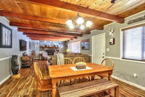 Deer Canyon Cabin with spa, BBQ, near Bear Mountain in Big Bear Lake, USA
