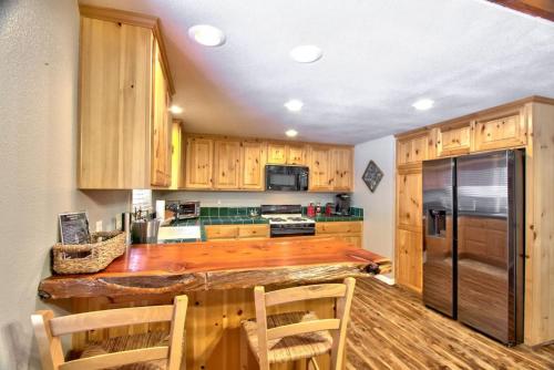 Deer Canyon Cabin with spa, BBQ, near Bear Mountain in Big Bear Lake, USA