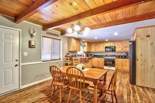 Deer Canyon Cabin with spa, BBQ, near Bear Mountain in Big Bear Lake, USA