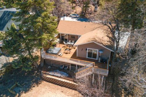 Deer Canyon Cabin with spa, BBQ, near Bear Mountain in Big Bear Lake, USA
