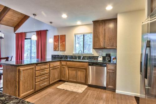 Cascade Escape in Moonridge with sauna and jacuzzi in Big Bear Lake, USA