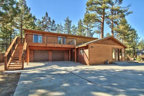Newsoms Hideaway log-style cabin with game room in Sugarloaf, USA