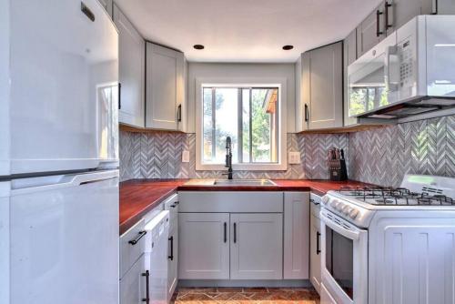 Chateau Smith - dog-friendly cabin with BBQ grill in Big Bear Lake, USA