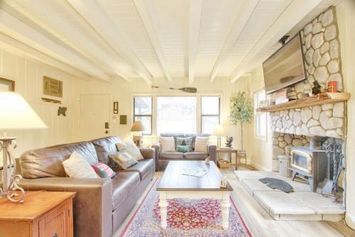 AC, spa, game room, and deck at The Golden Forest in Big Bear City, USA