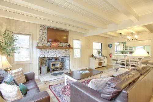 AC, spa, game room, and deck at The Golden Forest in Big Bear City, USA